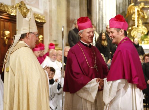 Bischof Schwarz mit dem neuen Dompropst Guggenberger (l.) und dem neuen Domkapitular Allmaier (© Foto: Pressestelle/Eggenberger)