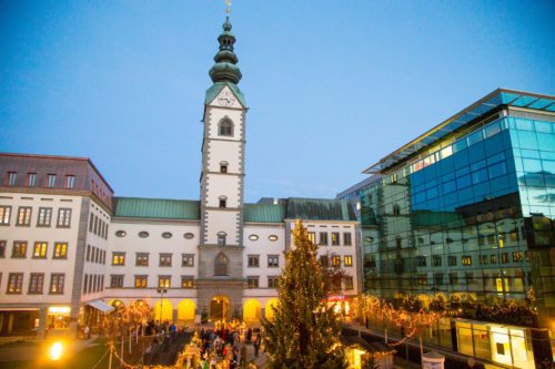 Der stimmungsvolle Christkindlmarkt am Domplatz (© Foto: pixelpoint)