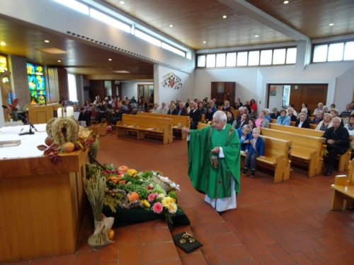 P. Miggisch bei der Segnung der Erntegaben (© Foto: Fotoalfa_DoBo)