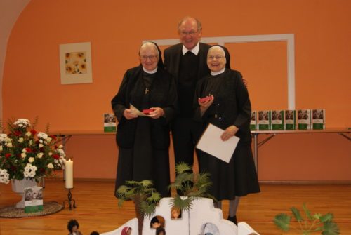 Mit allen Beteiligten feierte Bischof Dr. Schwarz ein Dankfest und würdigte das Werk der Schwestern. (© Foto: Schulamt)