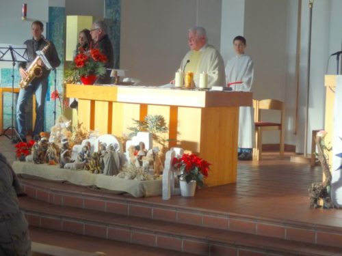 Pater Miggisch begrüßte die Teilnehmer am Gottesdienst und wünschte allen ein glückliches und gesundes neues Jahr. (© Foto: Fotoalfa)