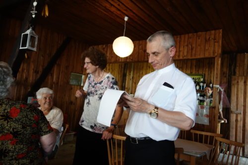 Hausherr Pfarrer Kroczek gratuliert zu hohen Geburtstagen. (© Foto: Edith Strauss)