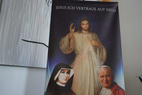 Jesus Christus, Papst Johannes Paul und Schwester Faustyna (© Foto: Plakat in der Kirche Damtschach, fotografiert von Edith Strauss)