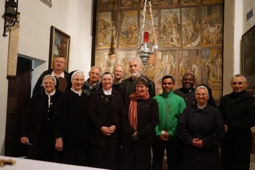 Dekanatskreuzweg 2. April 2017, Gruppenbild mit Priestern und Ordensfrauen des Dekanats Rosegg vor dem Sternberger Fastentuch. (© Foto: Edith Strauss)