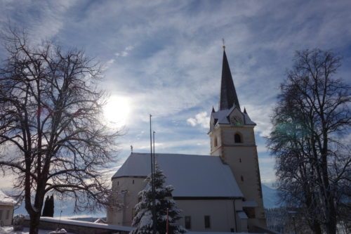 Winterzauber und die Pfarrkirche Köstenberg (© Foto: Edith Strauss)