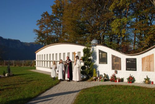 Urnengräbersegnung/Blagoslovitev žarnih grobov (© Foto: Klaus Jähnisch )