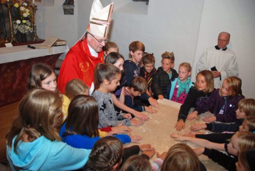Die ersten, die den neuen gesalbten Altar berühren durften, waren die Kinder./Otroci so prvi občutili moč dotika novega oltarja. (© Foto: Klaus Jähnisch)