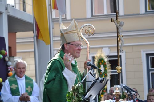Bischof Alois Schwarz beim Festgottesdienst zum Abschluss der Kontaktwoche Hermagor/Šmohor (© Foto: Vincenc Gotthardt)