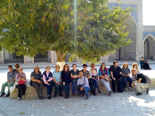 Die Teilnehmer/innen im Innenhof der großen Moschee von Buchara (© Foto: fotomax)