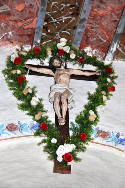 Festlich geschmückt ist das Kreuz in der kleinen Filialkirche St. Lambert am Haimburgerberg. (© Foto: Dr. Christiana Potocnik)