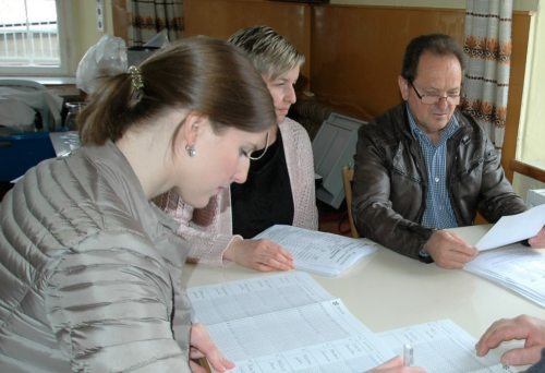 Wahlkommission bei der Auszählung der Stimmen. - Neodvisna volilna komisija je preštela glasove. (© Foto: Pfarrarchiv Neuhaus- Suha)
