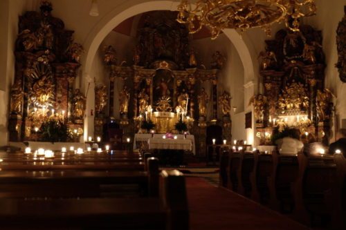 Mit Kerzen beleuchtete Kirche von St. Stefan bei Dürnstein (© Foto: Pfarre St. Stefan bei Dürnstein: Nessel)