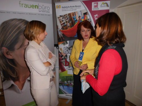 Referentin Gabriele Fischer im Gespräch mit Stadträtin Andrea Wulz und Astrid Malle vom Frauenbüro Klagenfurt (v.l.) (© Foto: Unterlercher)