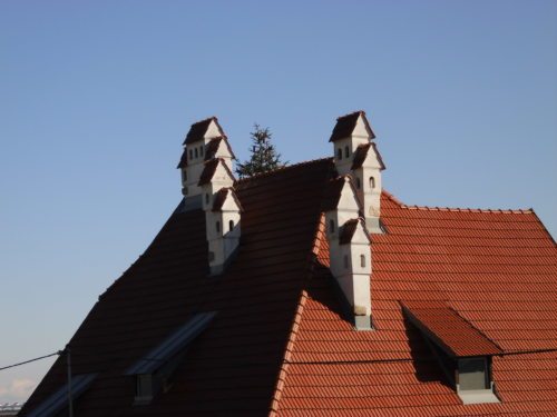 Ein großes Dach mit vielen Kaminen und einem gemeinsamen Ziel: glückliche Familien! (© Foto: Unterlercher)
