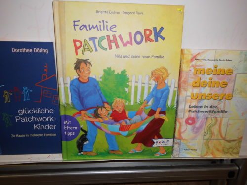 Im Familienwerk gibt es viele Bücher zum Thema Patchwork (© Foto: W.Unterlercher)