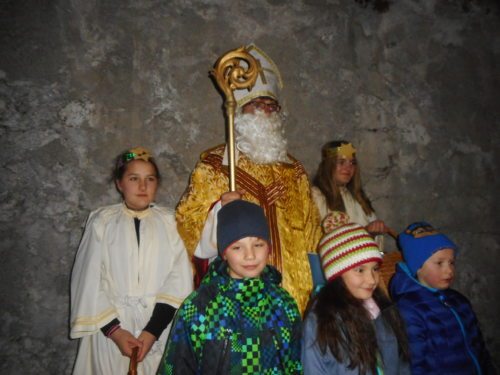 Auch der Nikolaus kam und brachte den Kindern etwas gutes mit... (© Foto: Brigitte Lugger)