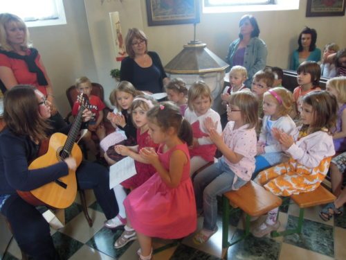 Mit Begeisterung sangen die Kinder das Lied “Gottes Liebe ist so wunderbar...“ beim Familiengottesdienst in der Pfarrkirche St. Martin am Techelsberg (© Foto: fotogard)