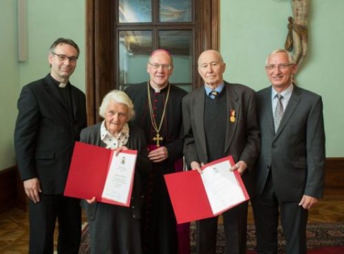 Ehrung • odlikovanje Frau Hedwig Tschernitz vlg. Krajnčič, Herr Michael Jerne 2013 (© Foto: Pfarrarchiv Augsdorf-Loga vas)