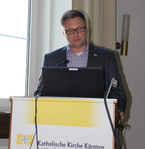 Caritas-Bereichsleiter Eile sprach bei der Diözesanratssitzung über die “drängendsten Nöte der Menschen in Kärnten“.  (© Foto: J.Scherübel)