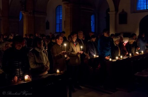 Blick in die Markuskirche zu den versammelten Gläubigen mit ihren Osterlichtern (© Foto: Mag. Bernhard Wagner)