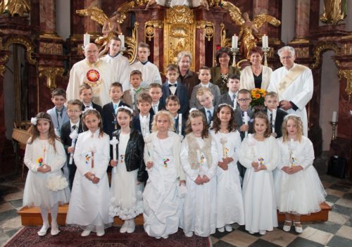 Erstkommunionkinder mit Priester, Diakon, Lehrkräften, Ministranten (© Foto: Fotomeisterin Caroline Knauder)