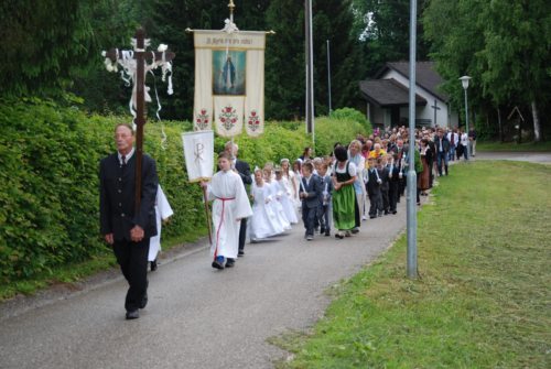 Prozession vom Schulkreuz zur Pfarrkirche (© Foto: Johann und Annemarie Poganitsch)