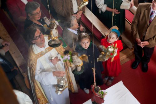 „Engerle-Aufziehen“ in der Pfarre Steinbichl (© Foto: Pressestelle/Anton Wieser) „Engerle-Aufziehen“ in der Pfarre Steinbichl (© Foto: Pressestelle/Anton Wieser)