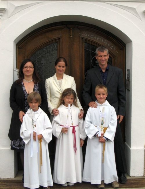 Die Erstkommunionkinder mit ihren Paten vor dem Pfarrhof • Prvoobhajanci s svojimi botri pred župniščem (© Foto: M. Golavčnik)