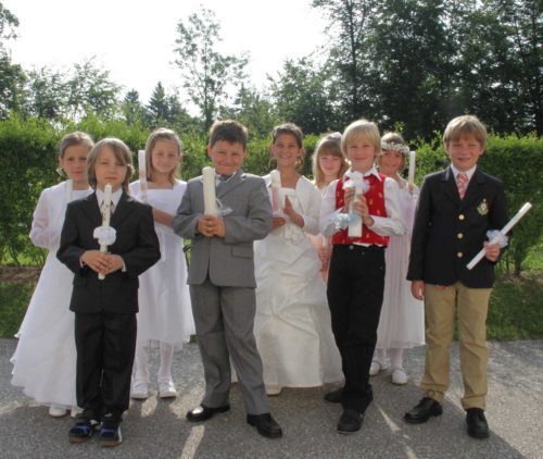 Erstkommunionkinder - prvoobhajanci 2012 (© Foto: Pfarrarchiv Augsdorf-Loga vas)