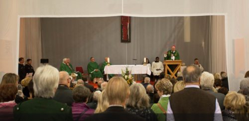 Gottesdienst mit Bischof Schwarz auf der Familienmesse in Halle 5  (© Foto: Marlix)