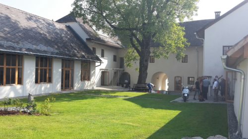 Der alte Pfarrhof in Feldkirchen wurde generalsaniert und restauriert .  (© Foto: Pressestelle )