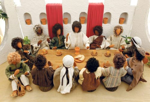 Mit biblischen Erzählfiguren haben die Schwestern die Abendmahlszene nachgestellt und dabei auf viele Details geachtet. (© Foto: Foto: Eggenberger)