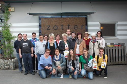 Die FirmbegleiterInnen besuchen Zotter (© Foto: Katholische Jugend Kärnten)