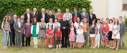 Bischof Schwarz mit den Weihekandidaten und deren Familien bei einem vorbereitenden Treffen zur Weihe im Juli des Vorjahres im Stift St. Georgen am Längsee (© Foto: Neumüller )