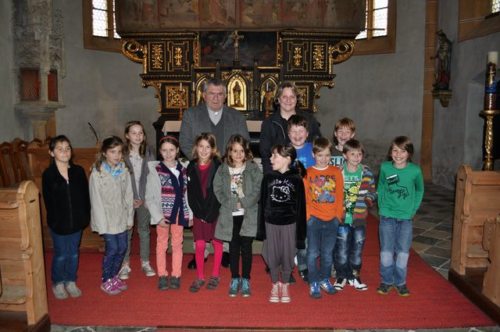 Die Ek-Kinder mit Pfr. Josef Damej und ihrer Rel-Lehrerin. (© Foto: Mili Kuncic-Hudl)