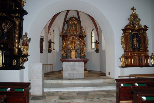 Der neue Altar und Ambo in der Pfarrkirche Gallizien/Galicija (© Foto: Pressestelle/Perne)