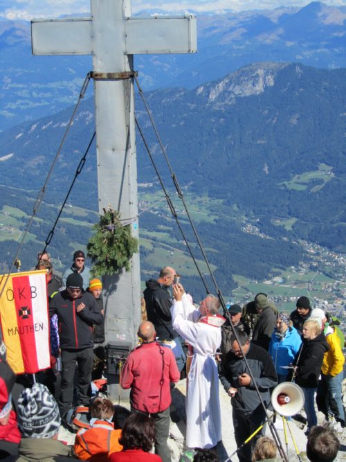 Im Sommer werden zahlreiche Gottesdienste auf den Kärntner Bergen gefeiert (im Bild: Gipfelmesse mit Generalvikar Guggenberger am Polinik im Gailtal). (© Foto: Pressestelle )