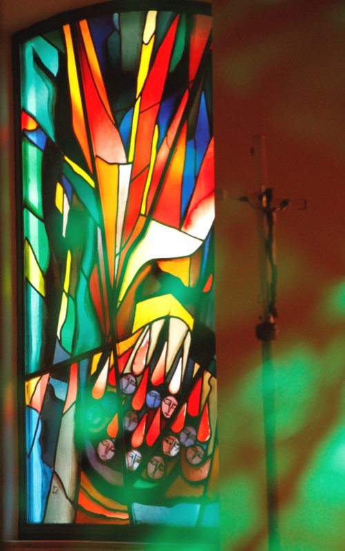 Darstellung des Pfingstereignisses (Apostelgeschichte Kap. 2) auf einem der Fenster von Rudolf Szyskowitz in unserer Seminarkapelle. Ebenfalls zu sehen ist unser (Vortrage-)kreuz. (Priesterseminar / Stefan Ulz)