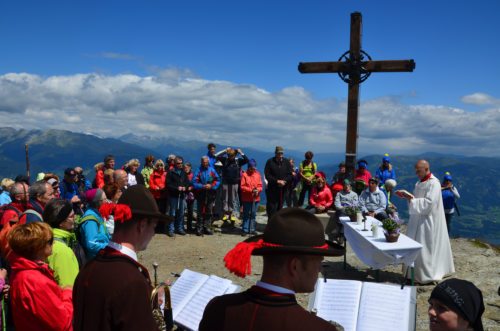 Auf den Kärntner Bergen werden im Sommer regelmäßig so genannte “Berg-“ oder “Gipfelmessen“ gefeiert (im Bild: Wort-Gottes-Feier mit Roland Stadler am Goldeck).  (© Foto: Ref. für Tourismuspastoral/D. Gmeiner-Jahn)