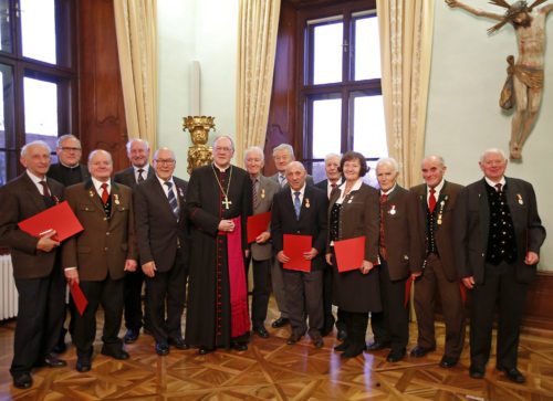 Zwölf Personen wurden von Bischof Schwarz für ihr ehrenamtliches Engagement geehrt.   (© Foto: Pressestelle/Eggenberger )