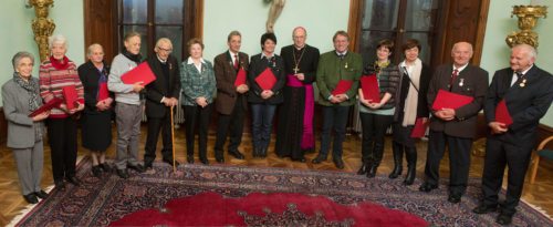Bischof Schwarz mit den 13 Frauen und Männern, die für ihr ehrenamtliches Wirken geehrt wurden. (© Foto: Pressestelle/Just )