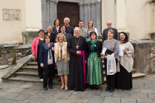 Bischof Schwarz und Lesacher mit den elf Kärntner AbsolventInnen (© Foto: Pressestelle/Just )