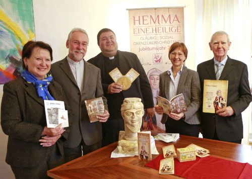 Präsentieren das Jubiläumsprogramm mit Sozialprojekt: Weiß, Marketz, Kalidz, Tropper, Omelko (v. l. n. r.) (© Foto: Pressestelle/Eggenberger) Präsentieren das Jubiläumsprogramm mit Sozialprojekt: Weiß, Marketz, Kalidz, Tropper, Omelko (v. l. n. r.) (© Foto: Pressestelle/Eggenberger)
