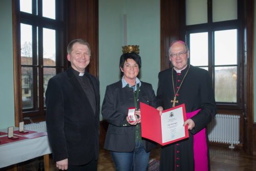 Herr Bischof Schwarz mit Elke Hinteregger und Herrn Propstpfarrer Leszek Zagorowski (© Foto: “Pressestelle/Just“)