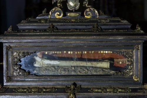 Reliquienschrein mit angeblichem Oberarmknochen des Hl. Valentin (© Foto: Mag. Bernhard Wagner)