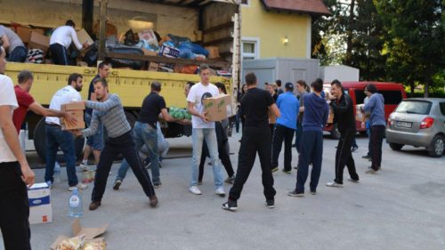 Erste Hilfegüter werden verteilt. (© Foto: facebook.com/carbkbih/photos_stream)