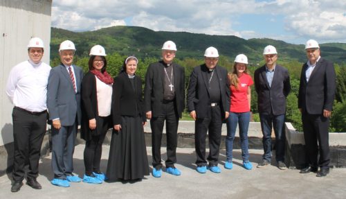 Bischof Schwarz und Kardinal Puljic besichtigen mit der Kärntner Delegation und Vertretern der Erzdiözese Sarajewo das sich im Bau befindliche Altenheim in Kiseljak. (© Foto: Kurt Haber)