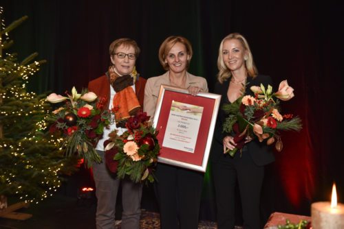 Feierliche Verleihung des Sozialpreises v.l.n.r. Dr. Anna Hennersperger, Astrid Panger, Mag. Christiane Eberwein (© Foto: Bank Austria)