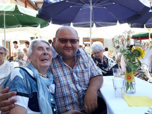 Kaplan Blasze mit Frau Meinke, die ihren 90. Geburtstag feierte.  (© Foto: Pfarre Ferlach)