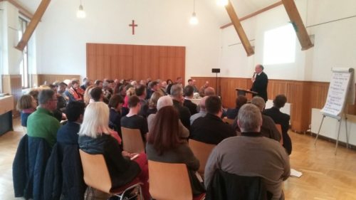 Bischof Schwarz sprach bei der Auftaktveranstaltung zum “Pfarrpastoralen Stellenplan“ in Feldkirchen über qualitätsvolle Seelsorge.  (© Foto: Pfarre Feldkirchen)